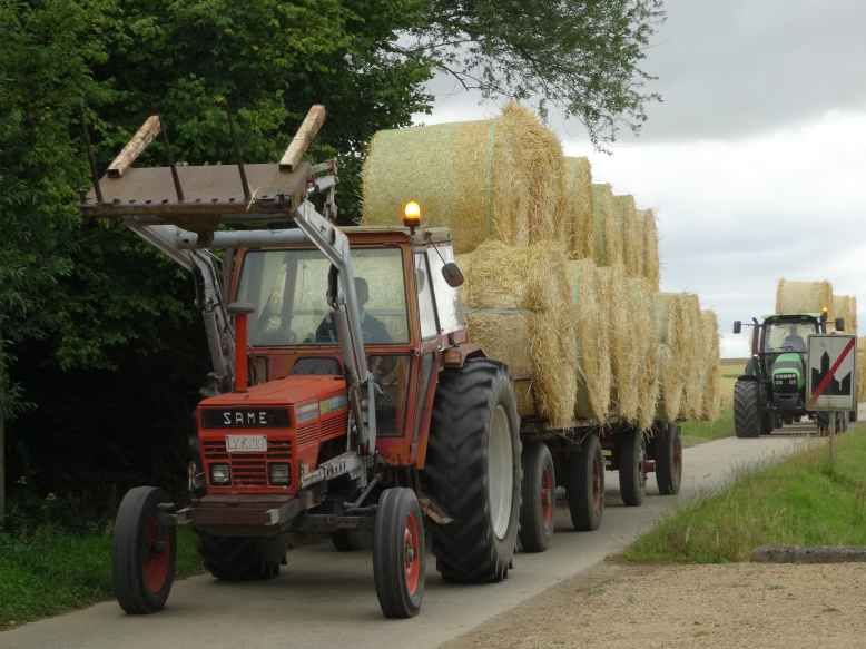 Travaux_des_champs_2_tracteurs3_Walhain_St_Paul_et_Nil_St_Vincent_2015-07-14.jpg